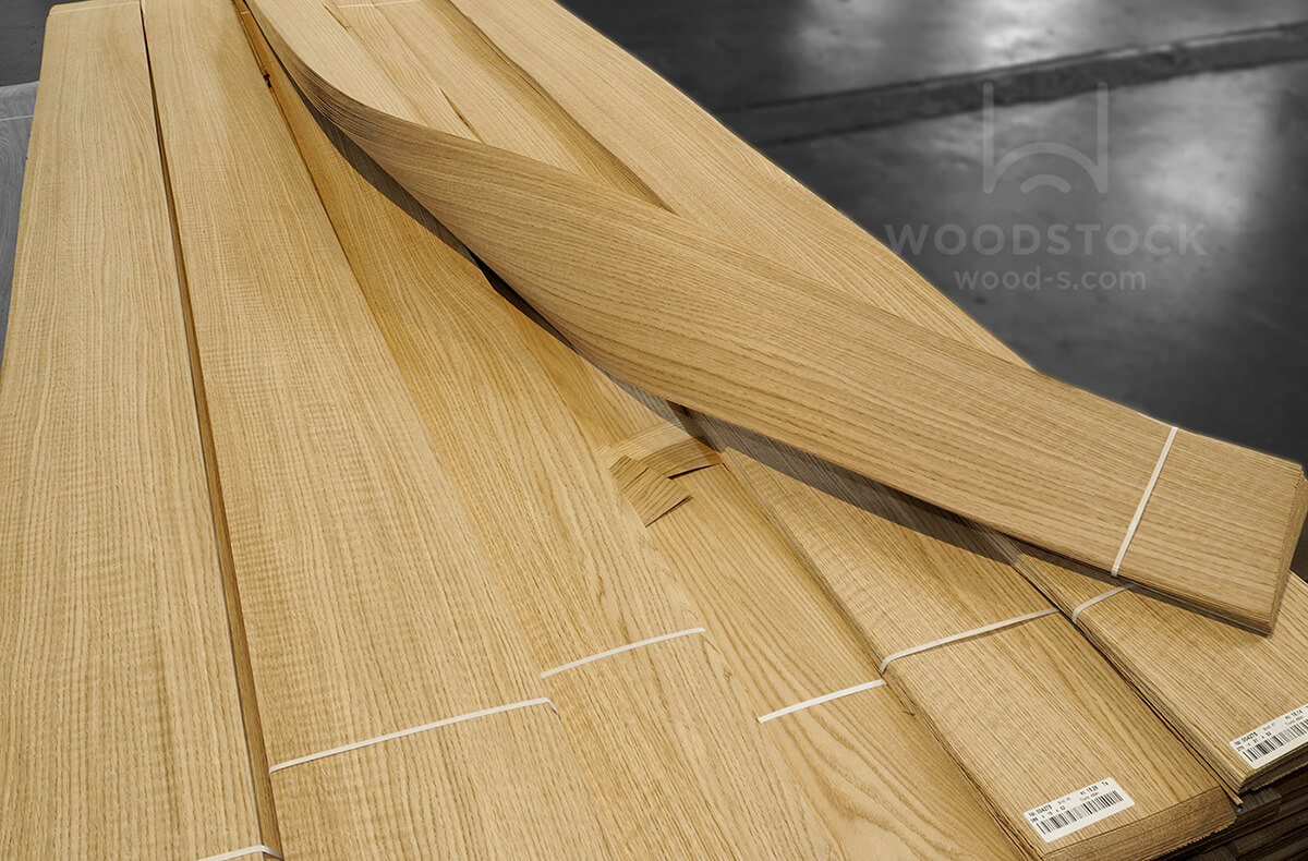 Меблі з дуба у вітальні: журнальний столик, акцент на природній текстурі та кольорі деревини.