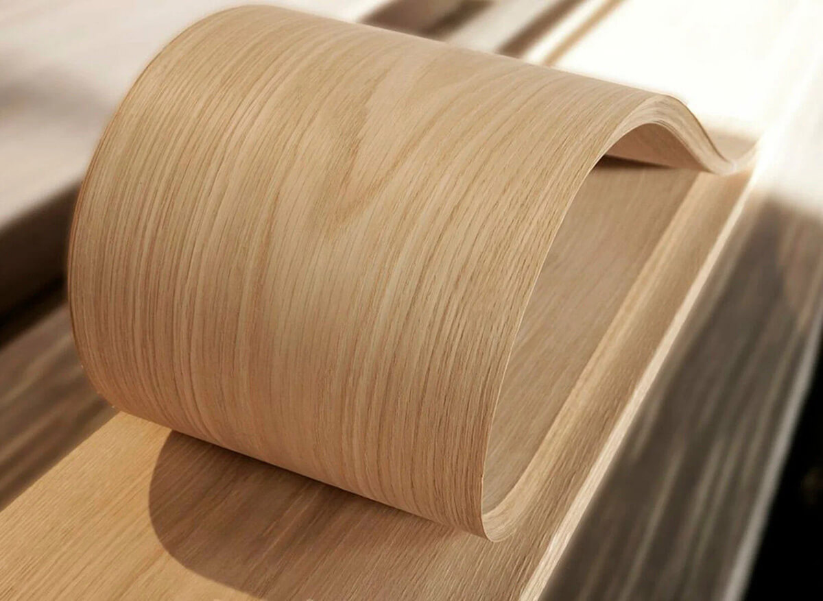 Різноманітні кольори дубових меблів: від світлого до темного. Текстура деревини на видноті.