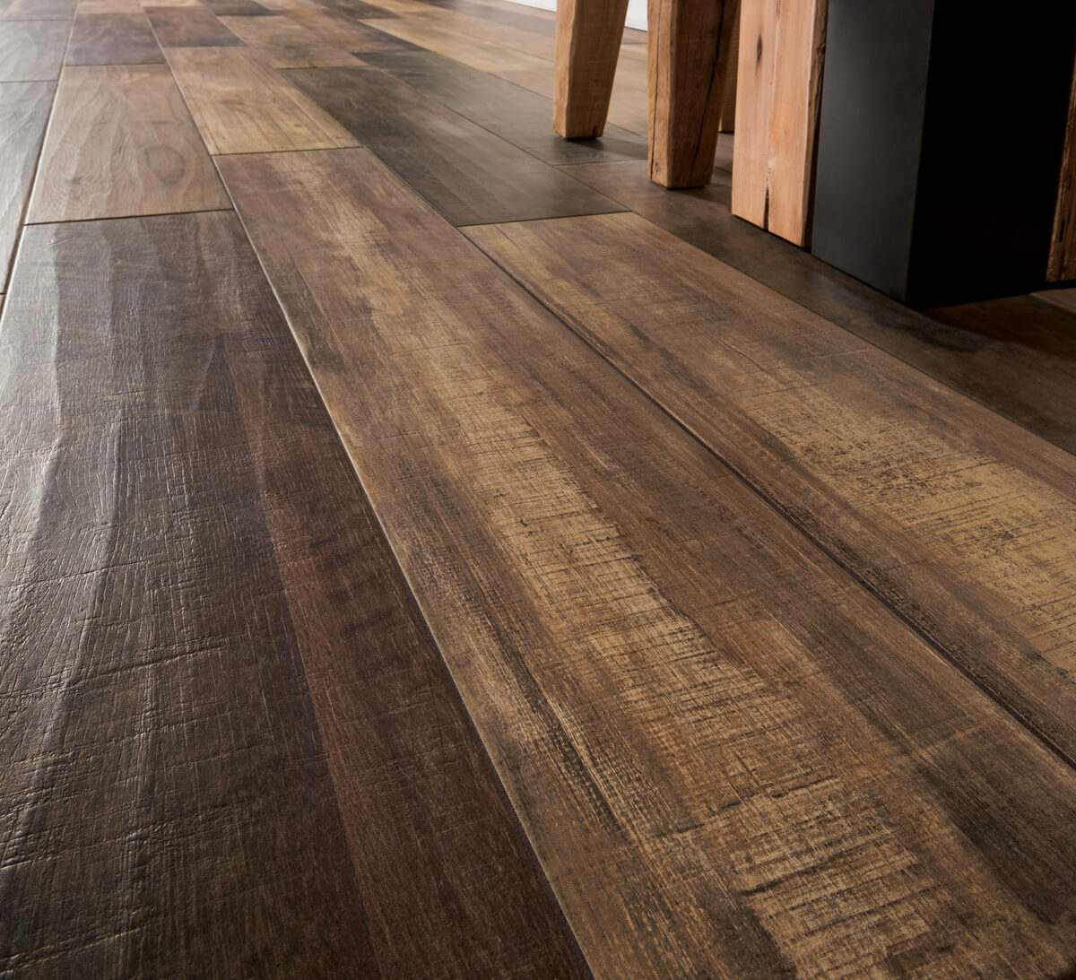 Різновиди дерев'яного покриття: масивна, інженерна та паркетна дошка для підлоги.