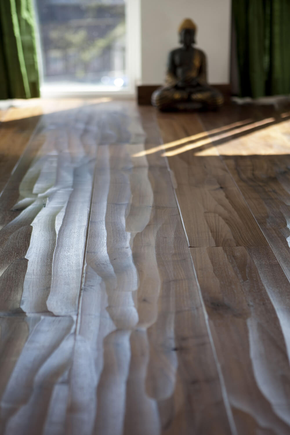 Дерев'яна підлога: відмінності між масивною, інженерною та паркетною дошкою для дому.