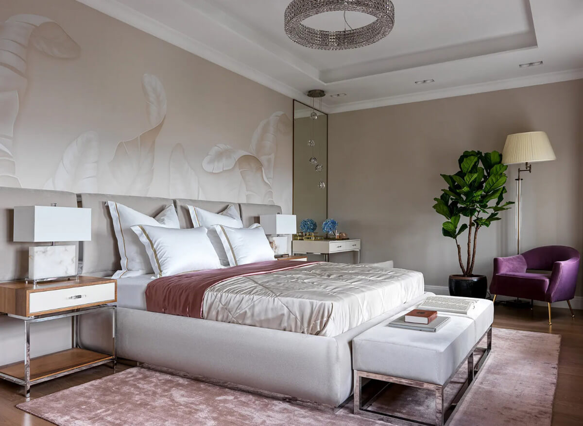 Елегантне покривало на ліжку в спальні, що створює атмосферу комфорту.