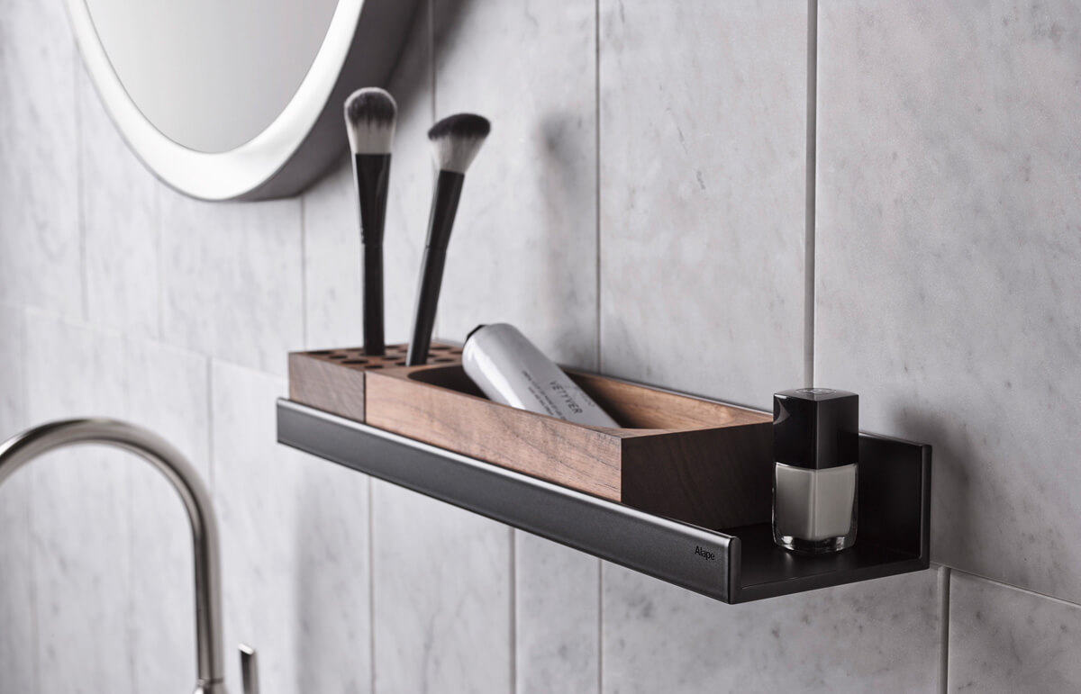 Креативні ідеї для ванної кімнати: полиці над ванною для зручності та стилю.