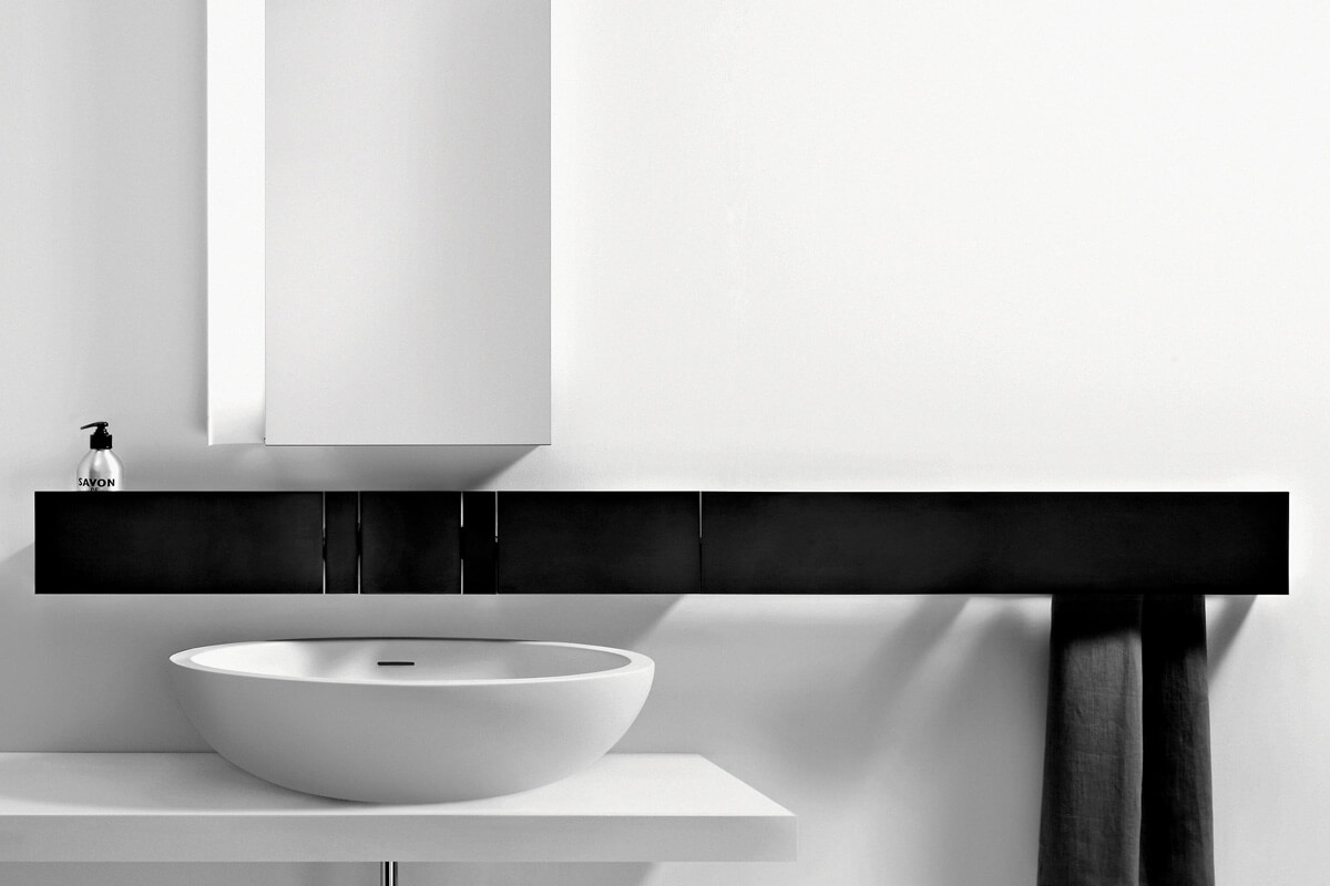 Елегантні полиці у ванній кімнаті для зручного зберігання рушників та косметики.