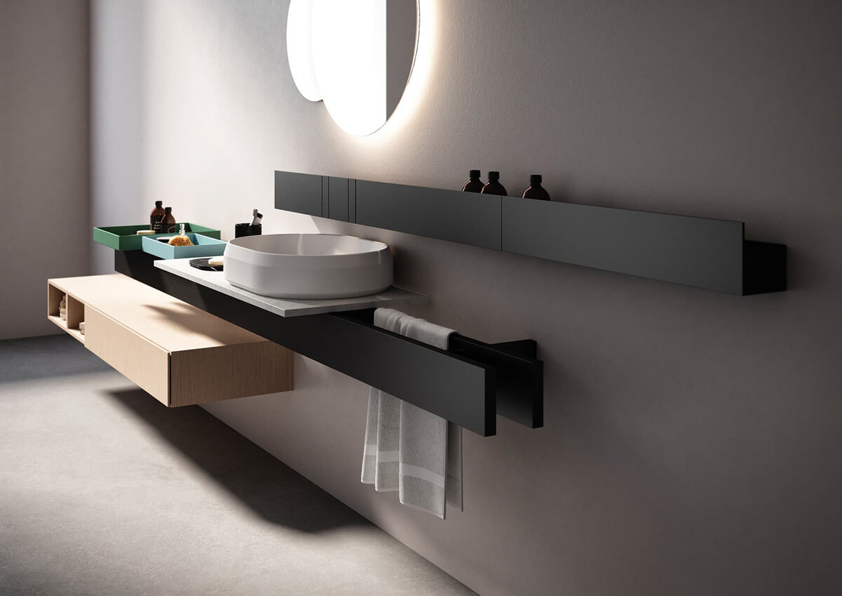 Сучасний дизайн ванної кімнати з відкритими полицями для зберігання аксесуарів.