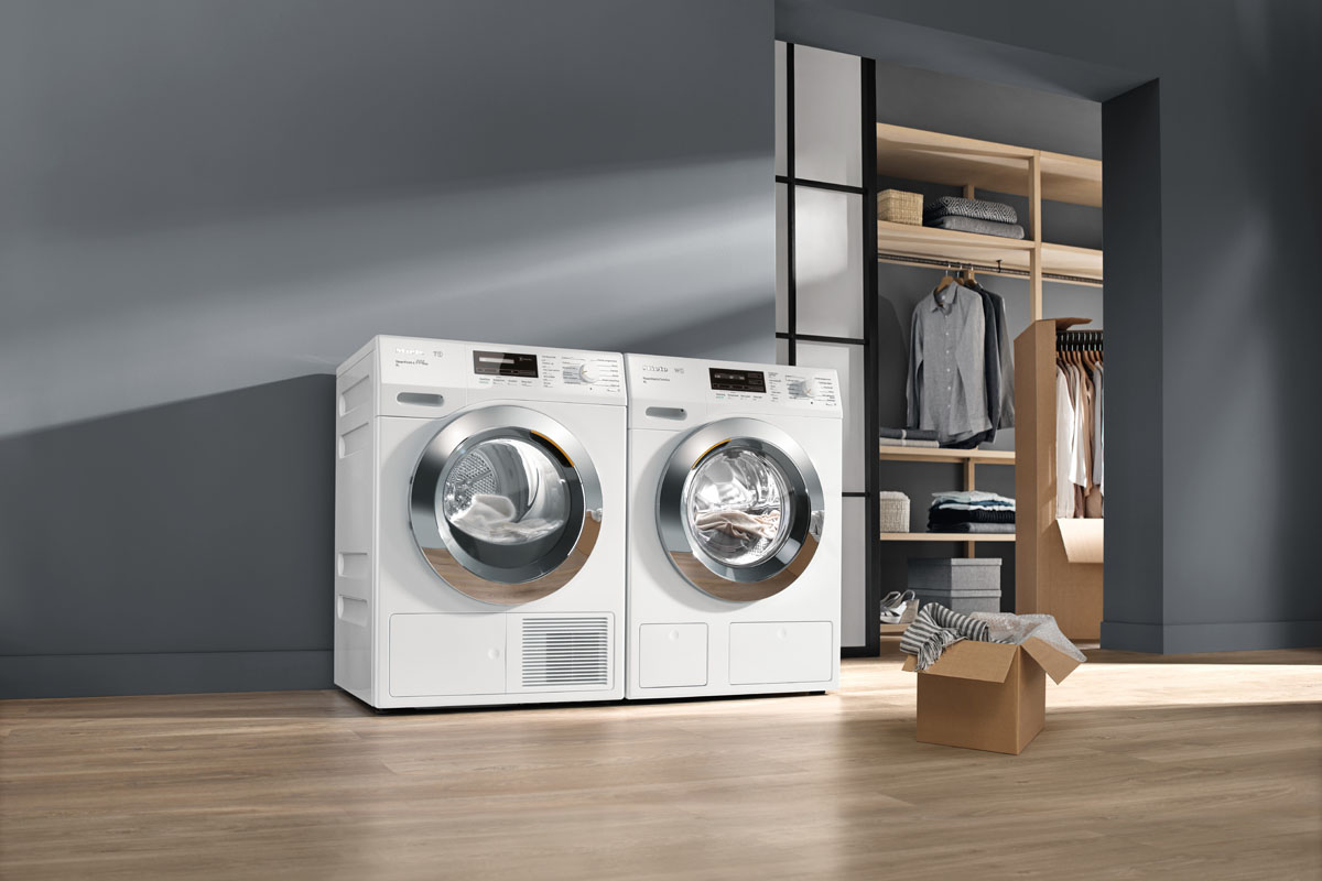 Дизайн пральні кімнати в квартирі з пральною машиною та сушаркою.