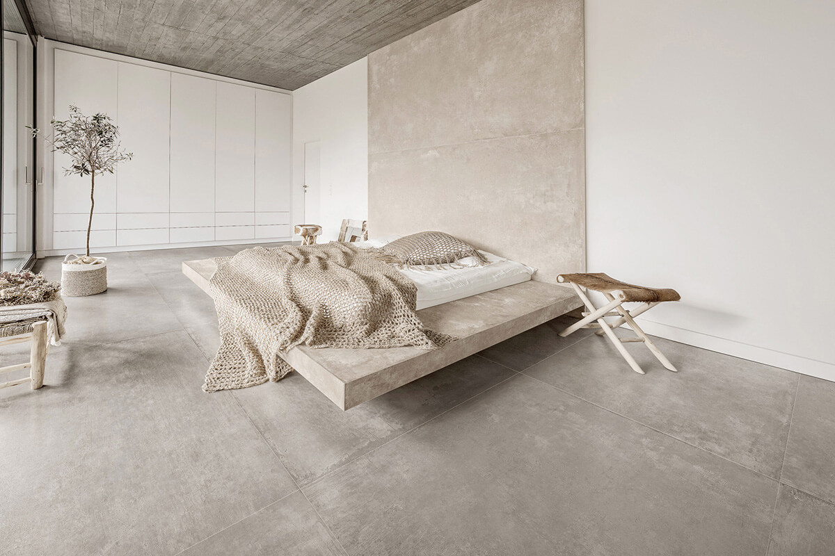 Інтер'єр з крупноформатним керамогранітом, що створює відчуття простору та елегантності.