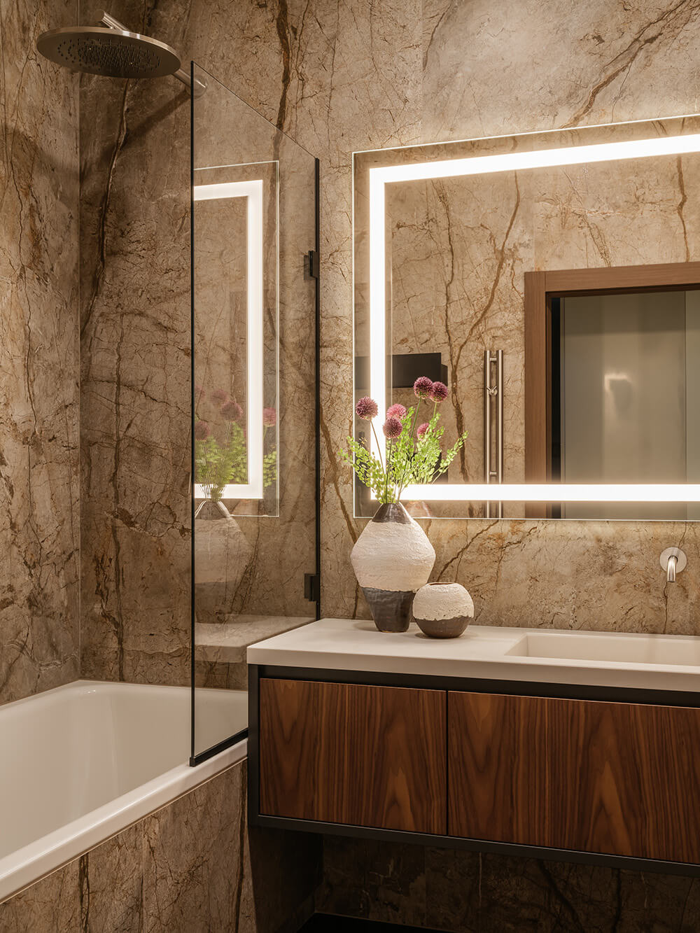 Використання крупноформатного керамограніту для оздоблення стін у ванній кімнаті.