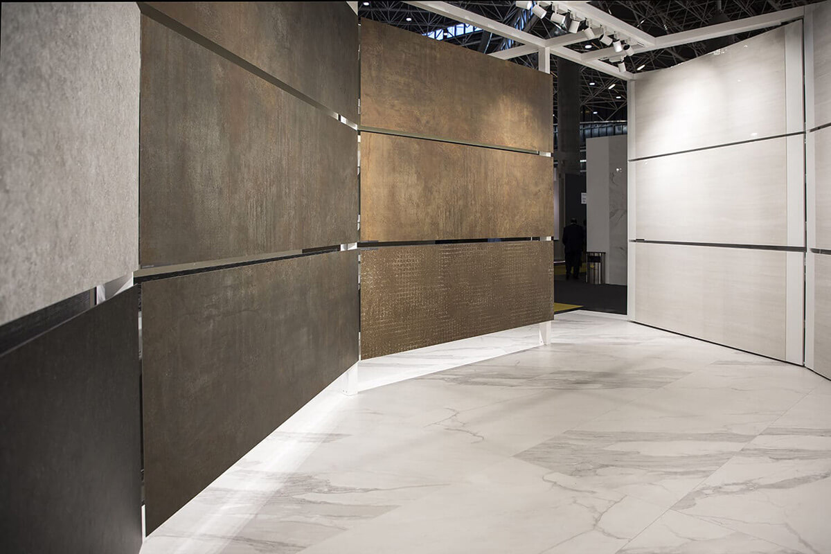 Дизайн інтер'єру з крупноформатним керамогранітом під мармур, що імітує натуральний камінь.