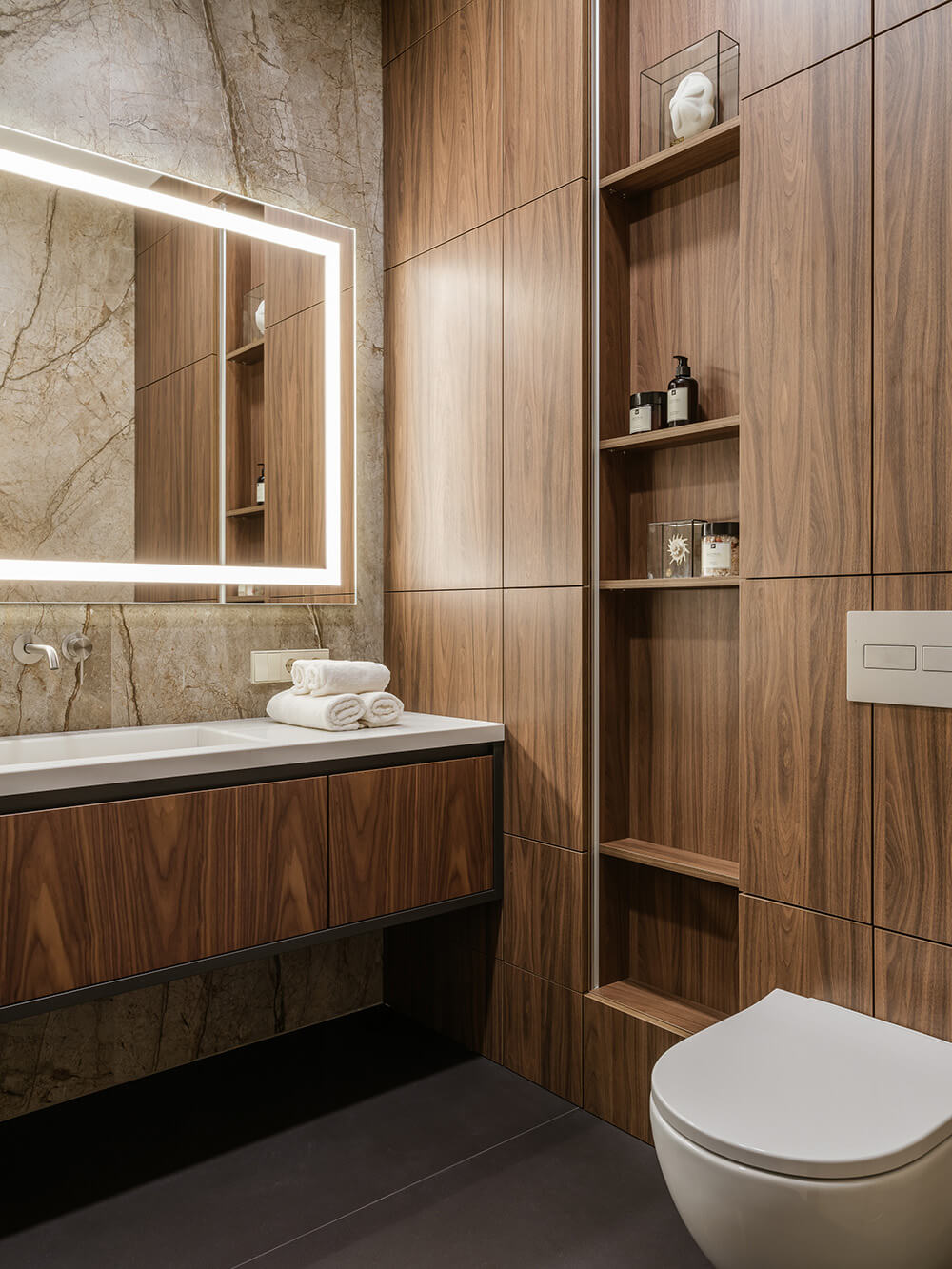 Приклад використання крупноформатного керамограніту для оздоблення стін, мінімум швів, максимум естетики.