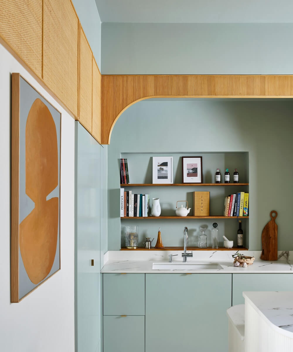 Відтінки зеленого в декорі: подушки, пледи, вази для стильного інтер'єру.