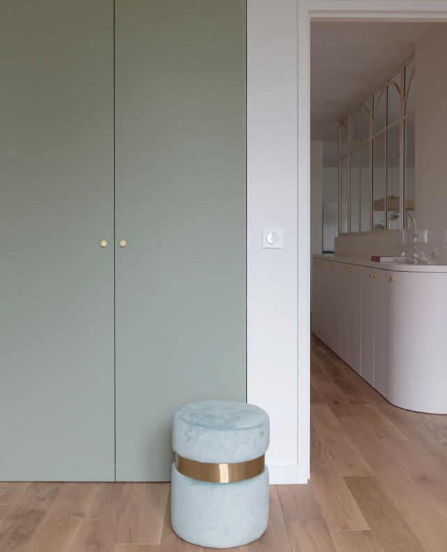 Зелені стіни в інтер'єрі: ідеї та приклади використання кольору.