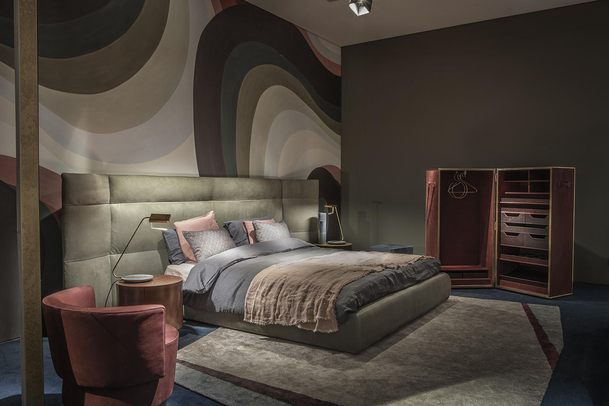 Ліжко з великим узголів'ям у спальні: стильний акцент та додатковий комфорт.