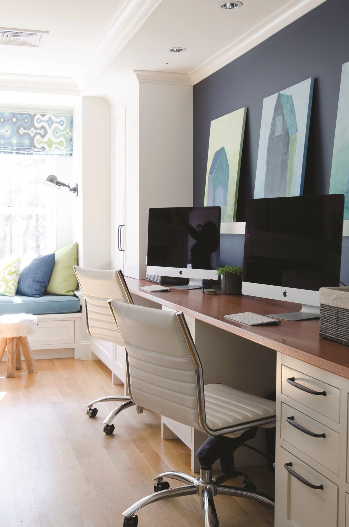 Інноваційний комп'ютерний стіл для дому: організований простір та ергономічний дизайн