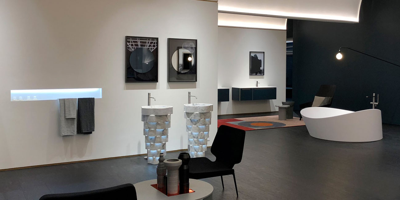 Сучасні ванни для ванної кімнати: акрилова ванна біля вікна у ванній кімнаті.