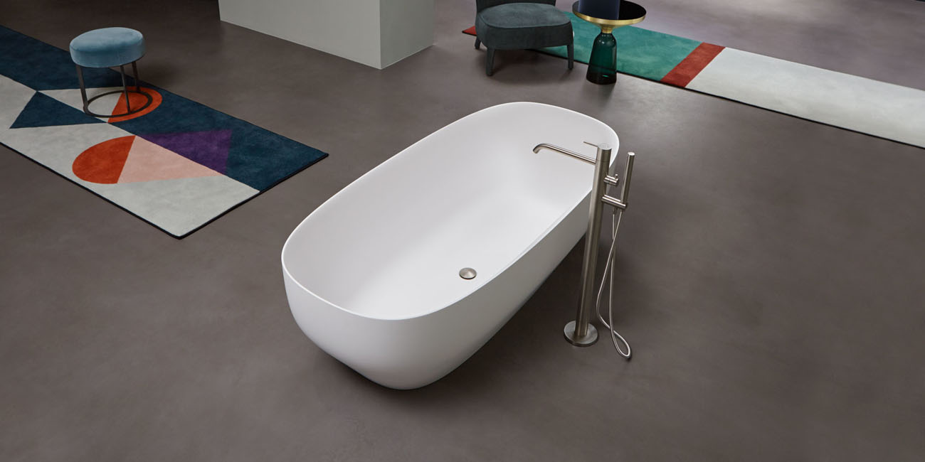 Дизайн ванної кімнати з різними типами ванн: кутова ванна для економії простору.