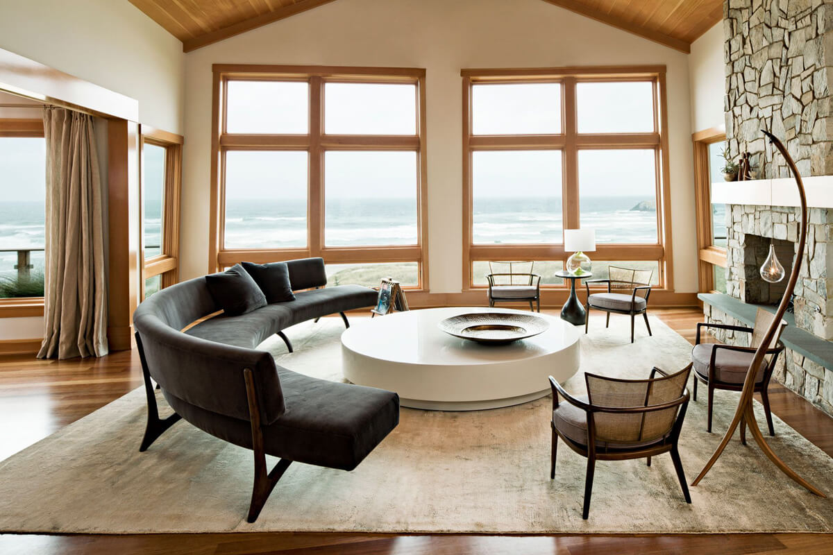 Симетричний дизайн інтер'єру вітальні з каміном, дзеркалами та м'якими меблями.