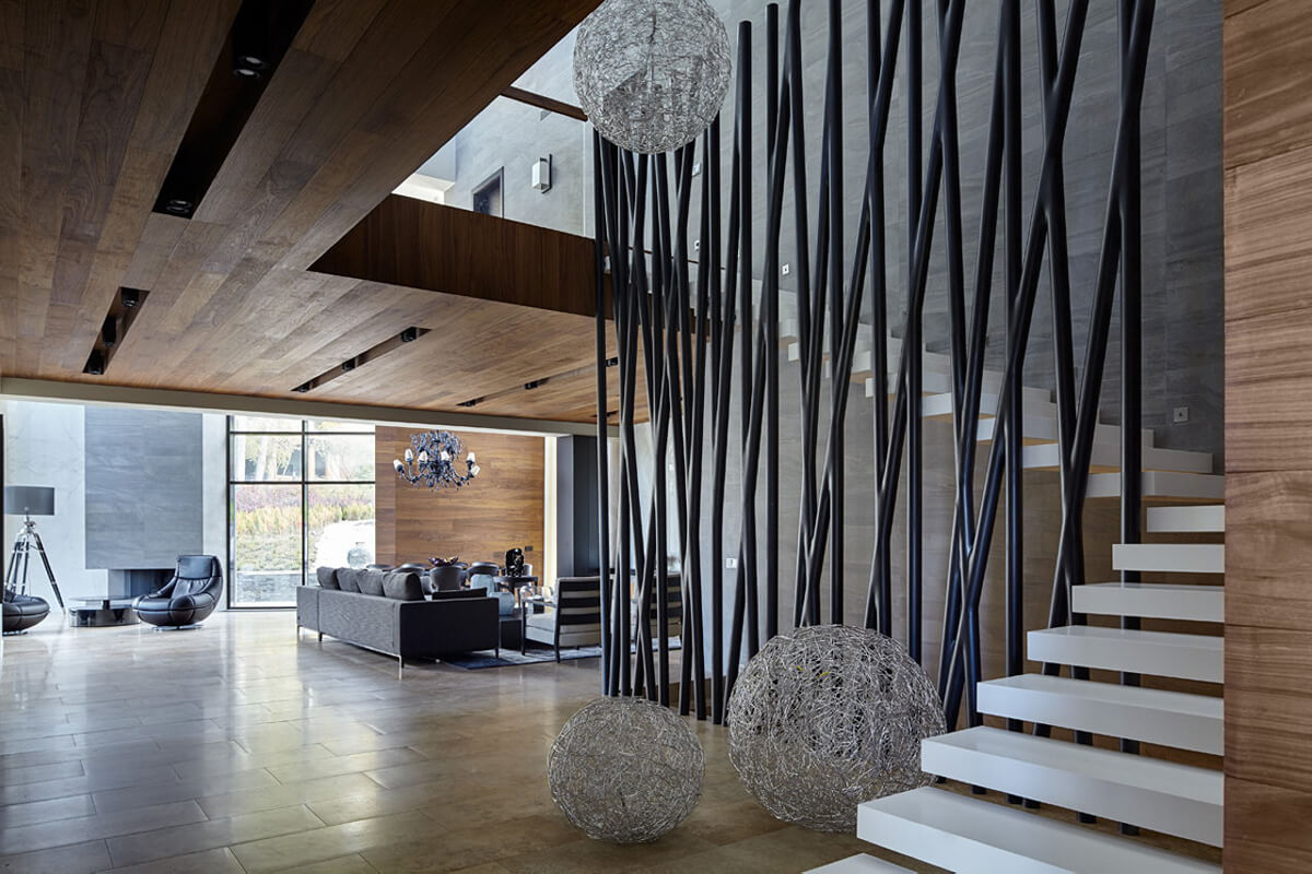 Симетрична обідня зона з дзеркалом та двома світильниками по боках.