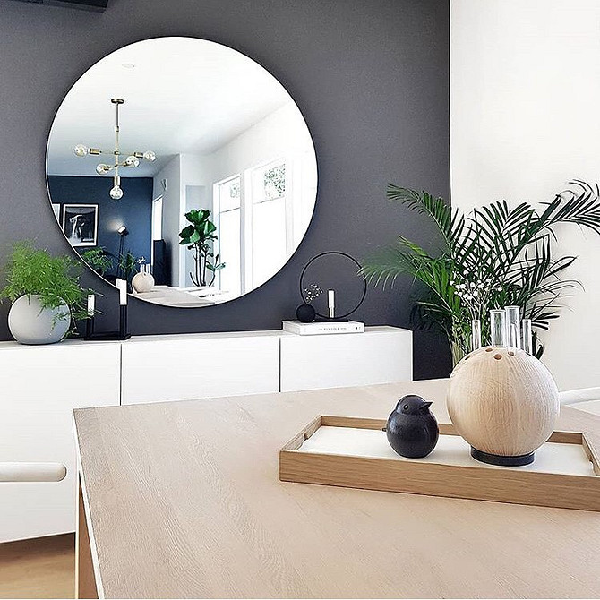 Світла вітальня з білою системою Бесто ІКЕА для зберігання речей