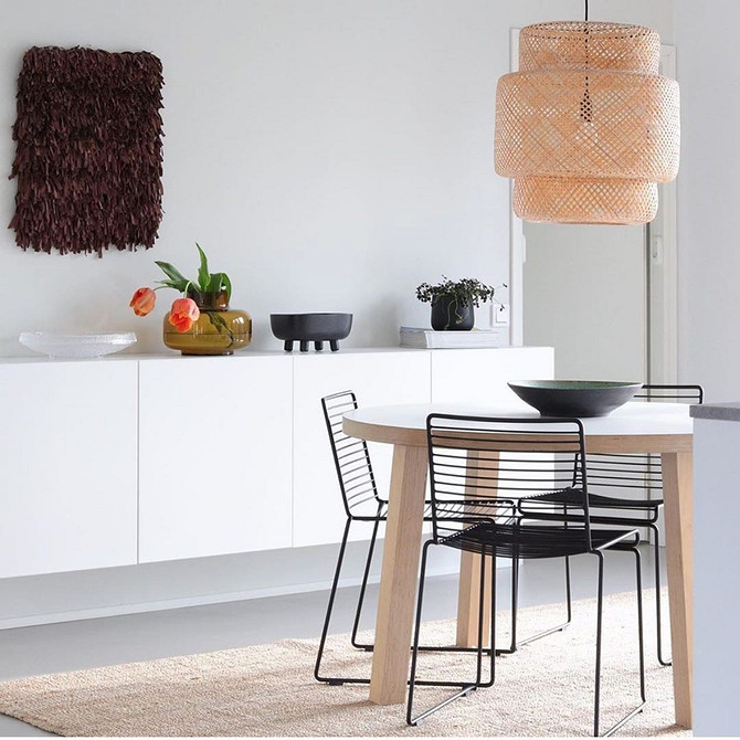 Вітальня з меблями Бесто ІКЕА: елегантне рішення для зберігання у скандинавському стилі.