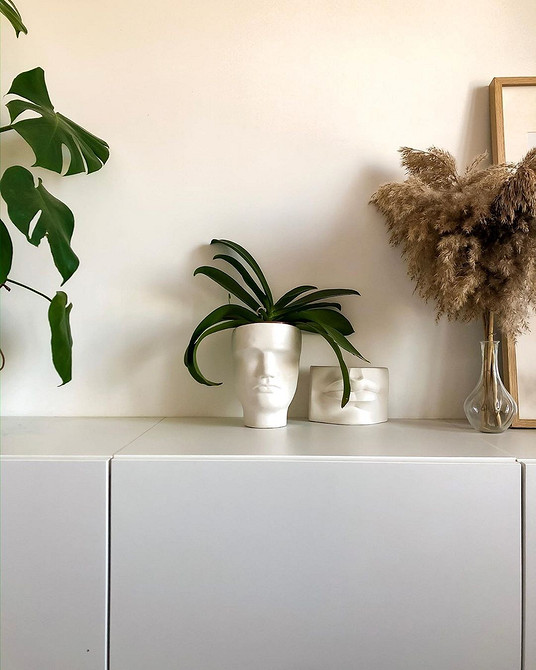 Вітальня в скандинавському стилі з меблями Бесто ІКЕА: затишок та функціональність.