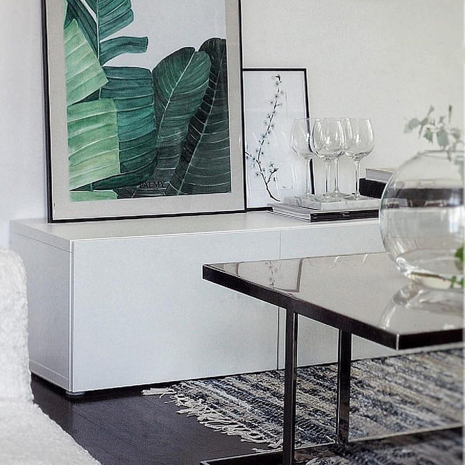 Система Бесто ІКЕА у вітальні в скандинавському стилі для зберігання речей.