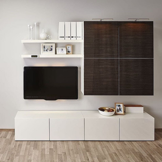 Мінімалістичний інтер'єр з білою системою Бесто від ІКЕА: акцент на простоті та функціональності.