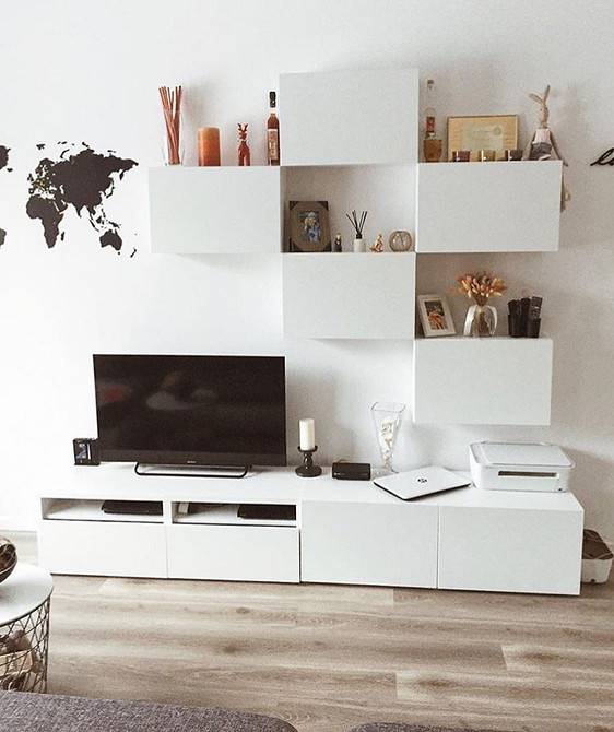 Система Бесто ІКЕА у вітальні з додаванням дерев'яних елементів для створення теплої атмосфери.