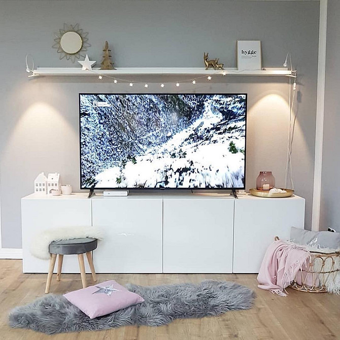 Кутова система Бесто ІКЕА в вітальні, що максимально використовує простір