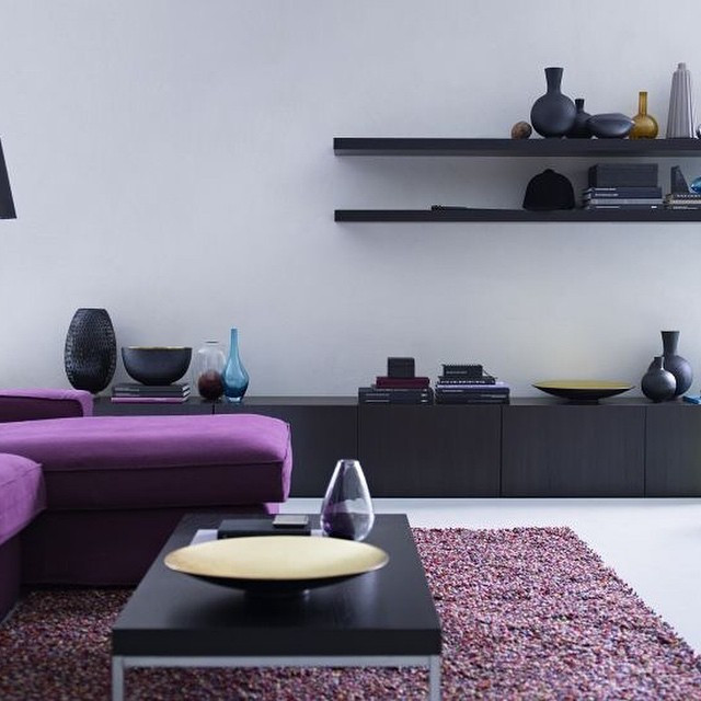 Вітальня з системою зберігання Бесто: організація простору в скандинавському стилі.