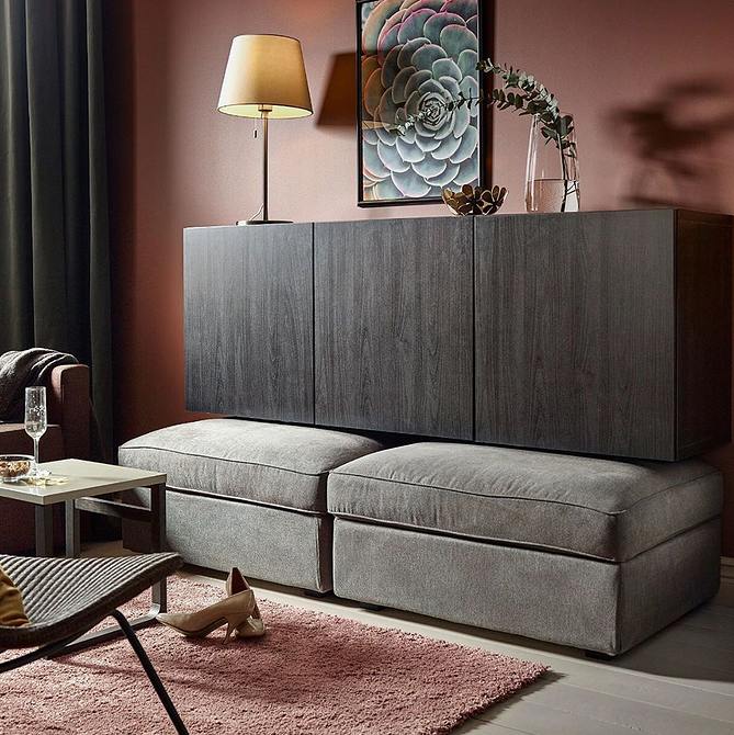 Вітальня з системою Бесто ІКЕА, що служить фоном для зелених рослин та декору