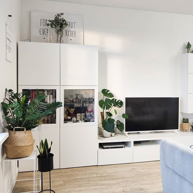 Комбінація модулів Бесто в скандинавській вітальні для ефективного зберігання