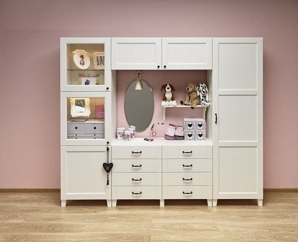 Довга система Бесто ІКЕА вздовж стіни у вітальні для максимального зберігання