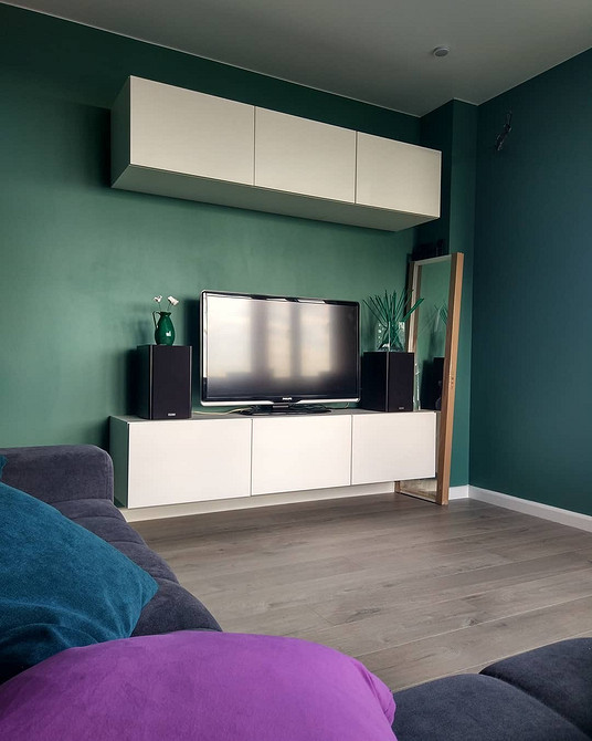 Вітальня з системою Бесто ІКЕА: телевізійна тумба та шафи для зберігання в єдиному стилі.