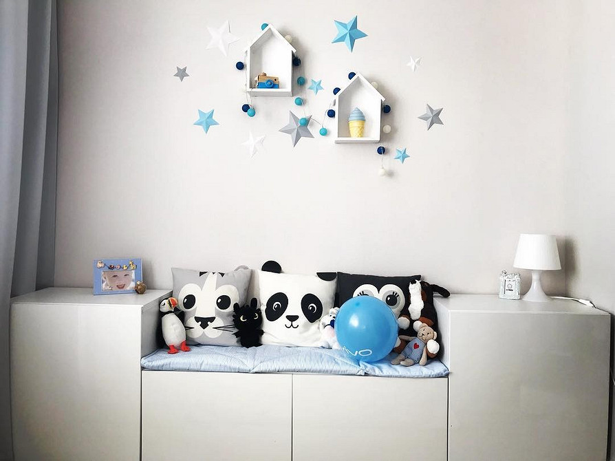 Система Бесто ІКЕА з підсвіткою у вітальні для створення затишної атмосфери