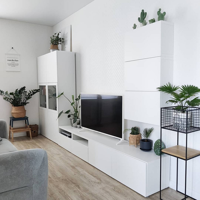 Система Бесто ІКЕА у вітальні в скандинавському стилі для зручного зберігання речей