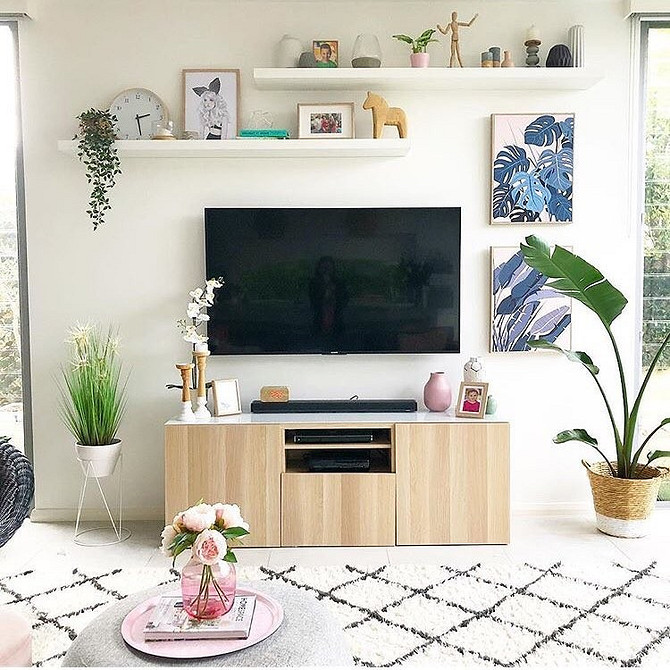 Функціональна система зберігання Бесто ІКЕА в інтер'єрі вітальні: стильне та практичне рішення.