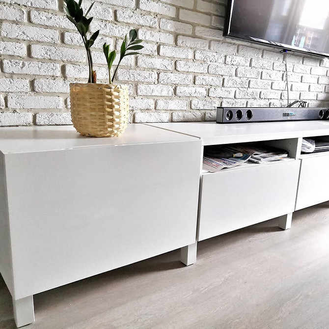 Стильна вітальня з меблями Бесто: індивідуальний дизайн та практичні рішення від ІКЕА.