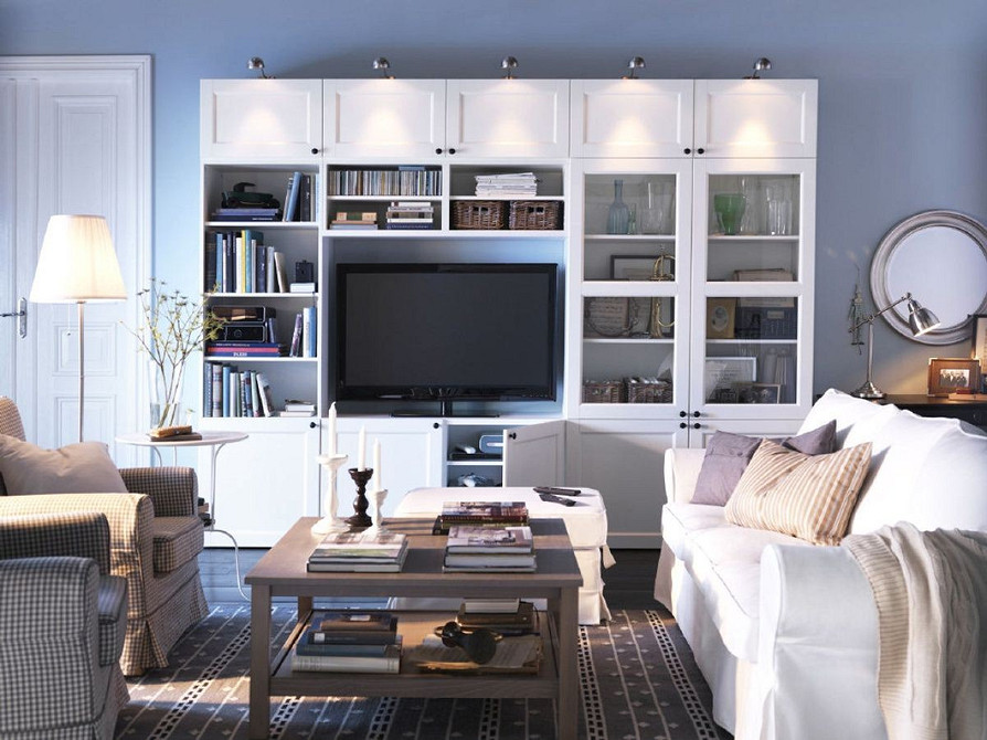 Використання системи Бесто ІКЕА для створення стильної бібліотеки у вітальні: зберігання книг та декору.