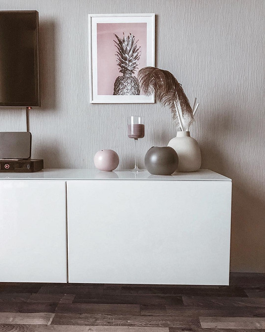 Скандинавський стиль вітальні з використанням дерев'яних елементів системи Бесто ІКЕА.