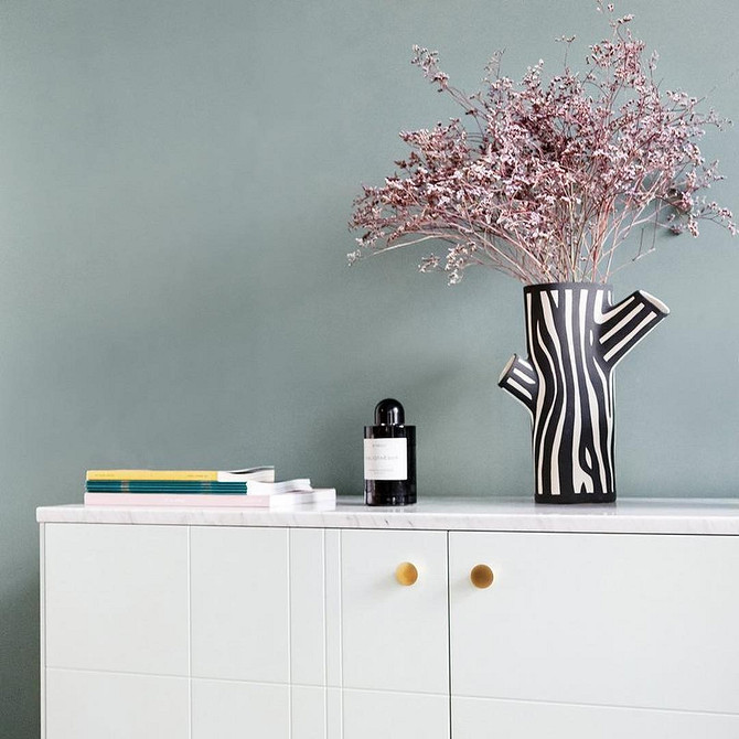 Світла вітальня з меблями Бесто від ІКЕА: ідеальне рішення для зберігання та організації простору.