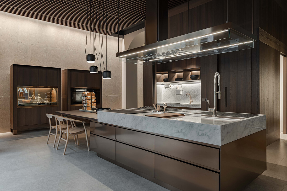 Елегантна прихована кухня з білими фасадами, що зливається зі стіною, дизайн інтер'єру.