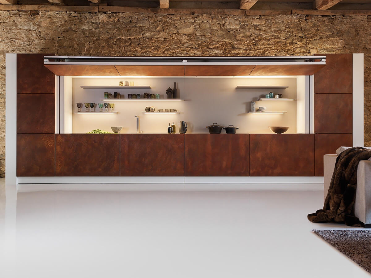 Сучасна прихована кухня з дерев'яними панелями, що приховують кухонне обладнання, дизайн інтер'єру.