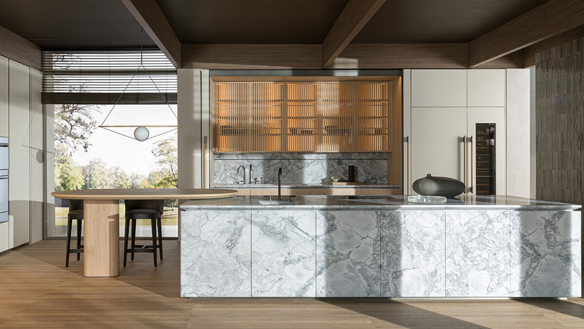 Мінімалістична прихована кухня з білими шафами без ручок, інтегрованими в стіну.