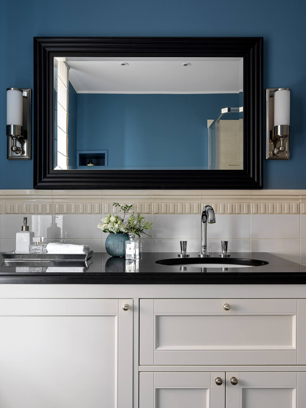 Сучасний інтер'єр: сіро-синя вітальня з великим вікном та мінімалістичними меблями.