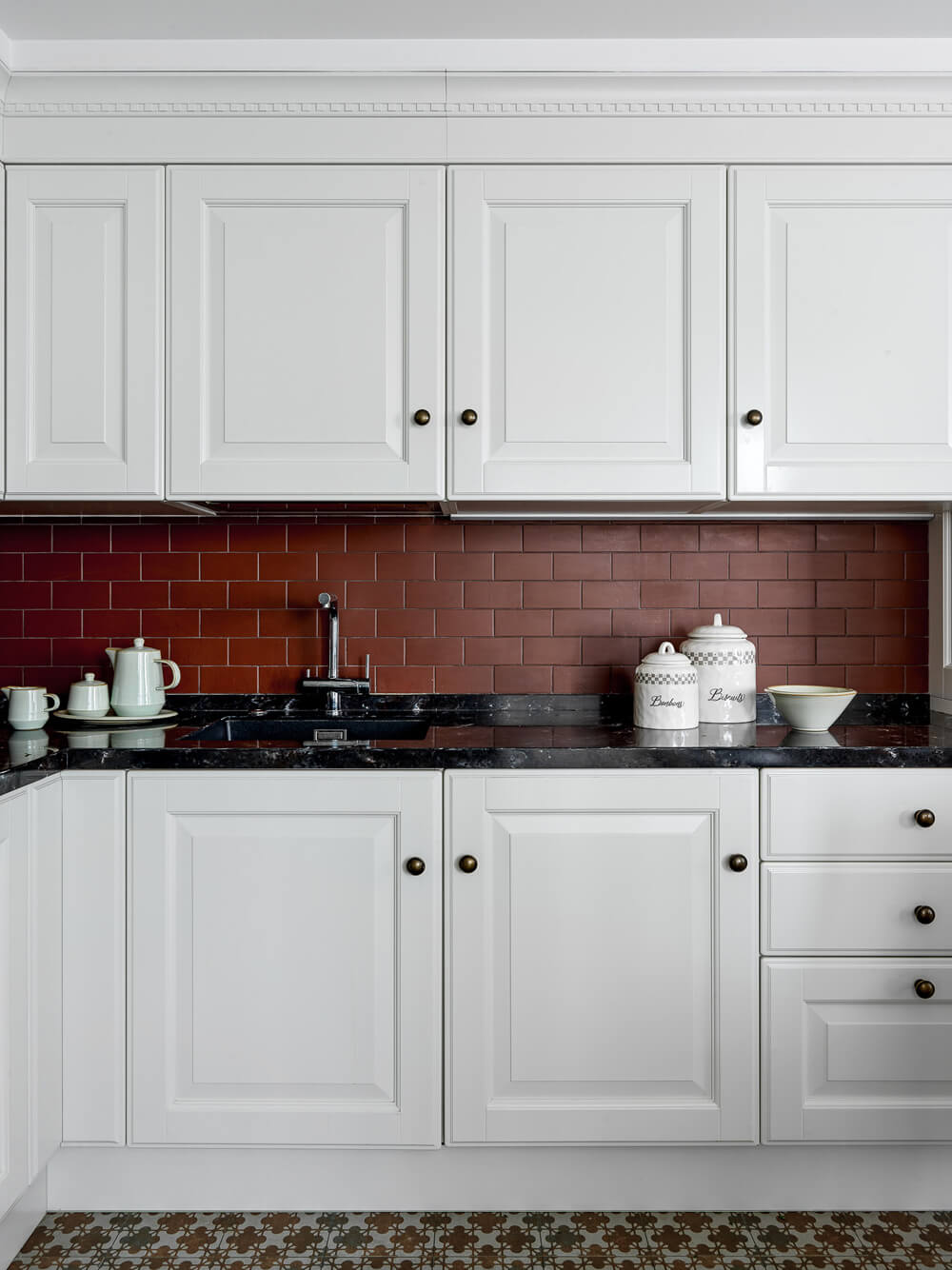 Елегантна їдальня в сіро-синій гамі з дерев'яним столом та м'якими стільцями