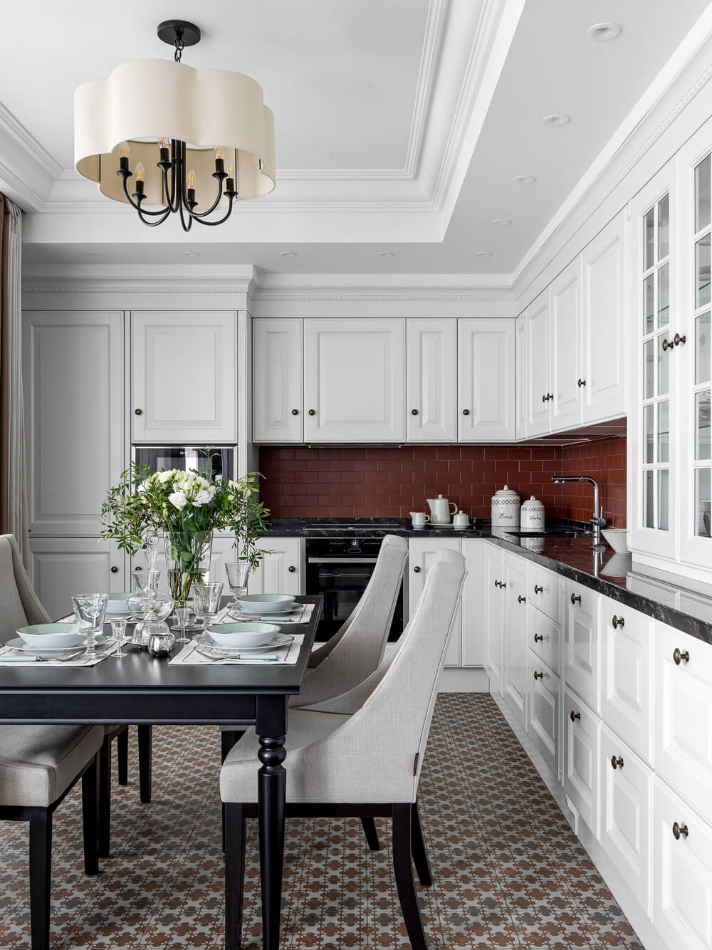 Дизайн дитячої кімнати в сіро-синіх відтінках з яскравими акцентами і іграшками