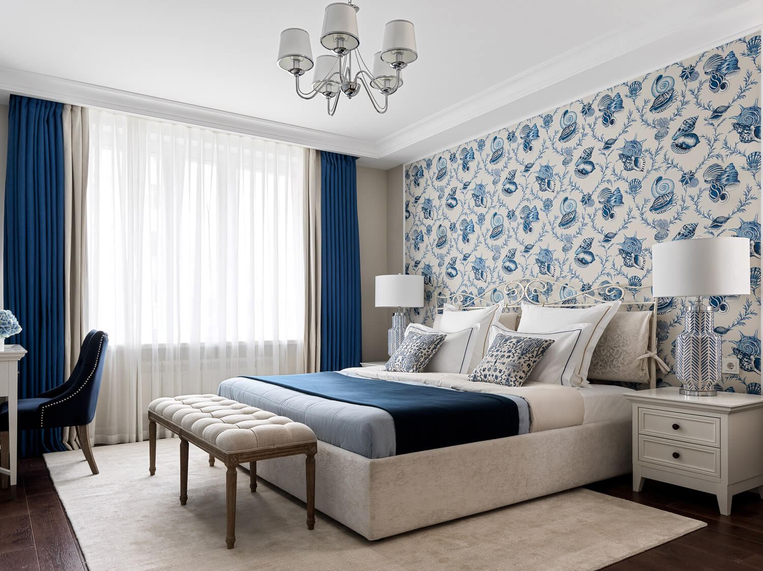Сучасний дизайн інтер'єру: сіро-синя спальня з акцентом на текстиль та декор.