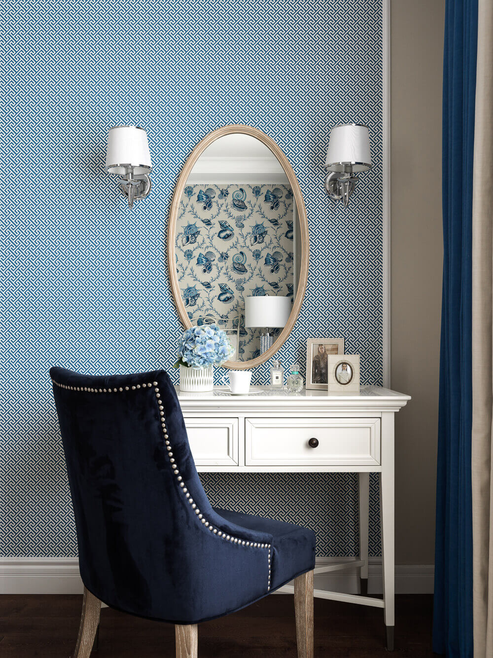 Сіро-синій інтер'єр вітальні з каміном: затишок та елегантність для вашого дому.