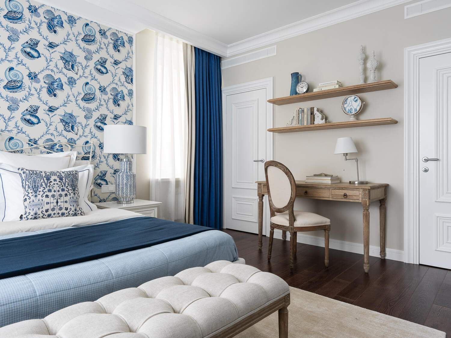 Стильний коридор в сіро-синіх тонах з дзеркалом та мінімалістичним декором