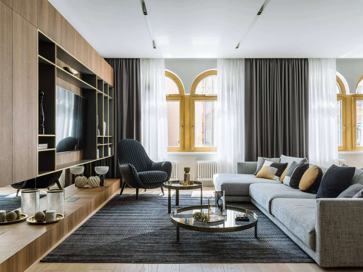 Фото сучасного інтер'єру трикімнатної квартири з елементами зонування простору